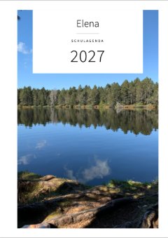 Umschlag mit dem Foto eines stillen Sees, in dem sich Tannen und Wolken spiegeln: Elena, Schulagenda, 2027