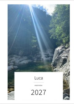Copertina con la foto di raggi di sole che cadono in una gola dall’acqua verde: Luca, Agenda, 2027