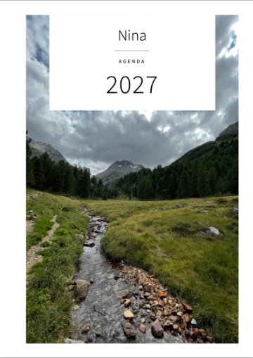 Copertina con la foto di un ruscello di montagna che scorre tra i sassi attraverso un prato, sotto le nuvole: Nina, Agenda, 2027